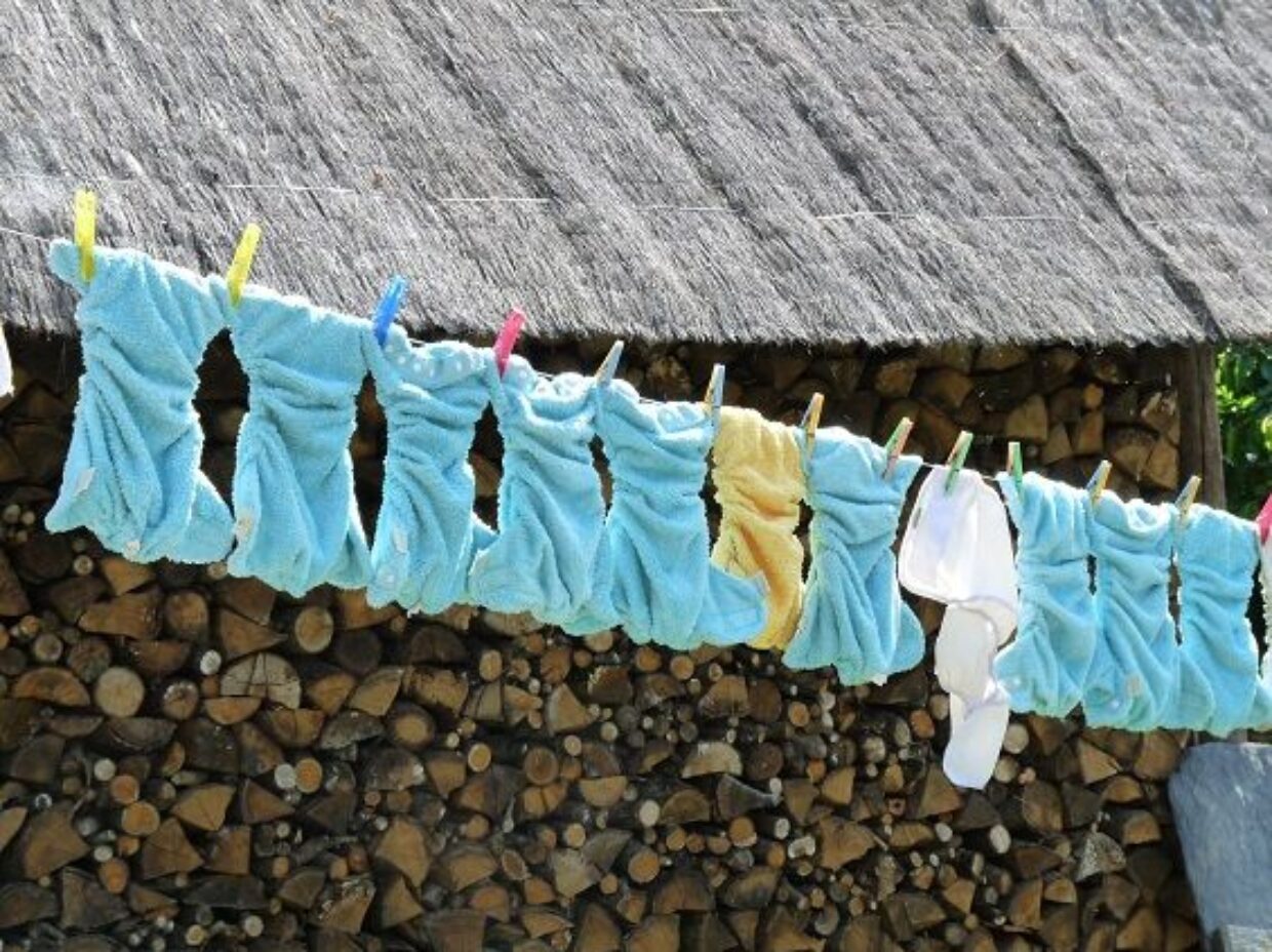 Couches lavables étendues sur un fil à linge